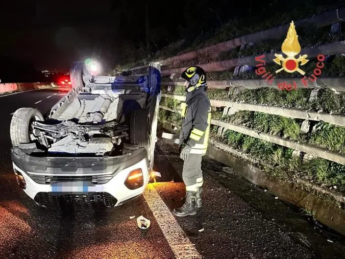 images Settingiano, perde il controllo dell'auto e impatta contro il guardrail  