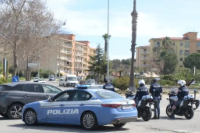 images Crotone, somministravano bevande alcoliche a minori: denunciati e sanzionati titolare e   baristi di un locale