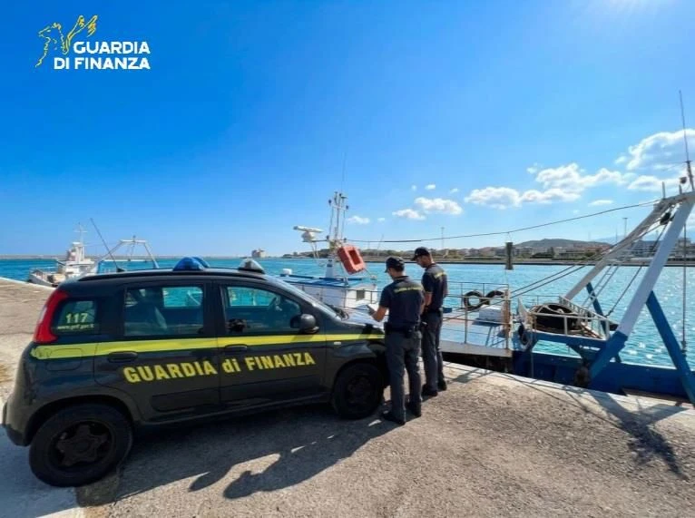 Marittimi retribuiti con modalità non tracciabili, sanzionato un motopeschereccio nel Crotonese  