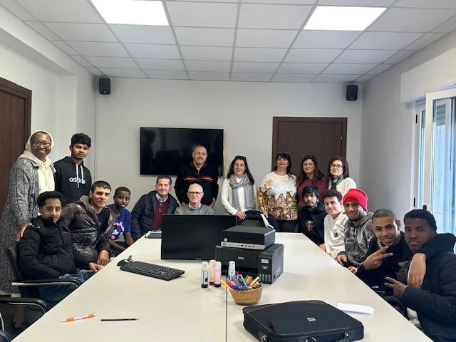 Un computer per studiare: il dono di Natale per i ragazzi ospiti della Casa San Martino di Settingiano