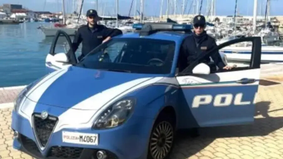 images Crotone, maltratta per anni la moglie e i figli: la Polizia lo allontana dalla casa familiare  