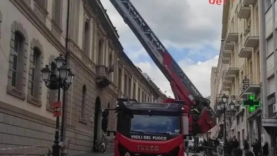 images Catanzaro, rimozione di cornicioni pericolanti al Convitto Galluppi: intervento dei Vigili del Fuoco