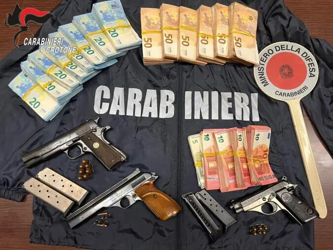 Armi, munizioni e contanti in auto, 2 arresti a Crotone images Armi, munizioni e contanti in auto, 2 arresti a Crotone