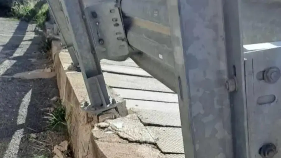 images Rita Tulelli (Nuova Genesi): "Guard rail disastrato su Viale De Filippis, un pericolo ignorato?"