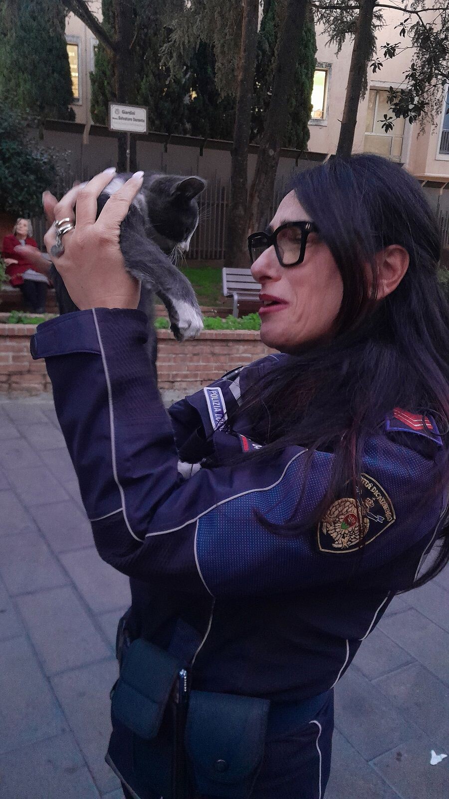 images Catanzaro, gattino intrappolato nel motore di un auto salvato da un agente della Polizia municipale