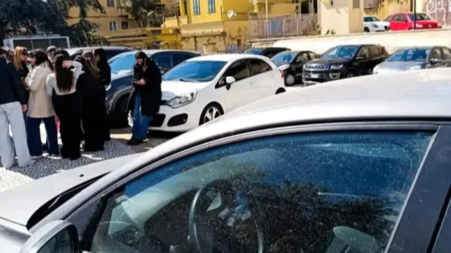 images Catanzaro, il Codacons: "Punto di raccolta in caso di terremoto? Occupato dalle auto dell’Anas"