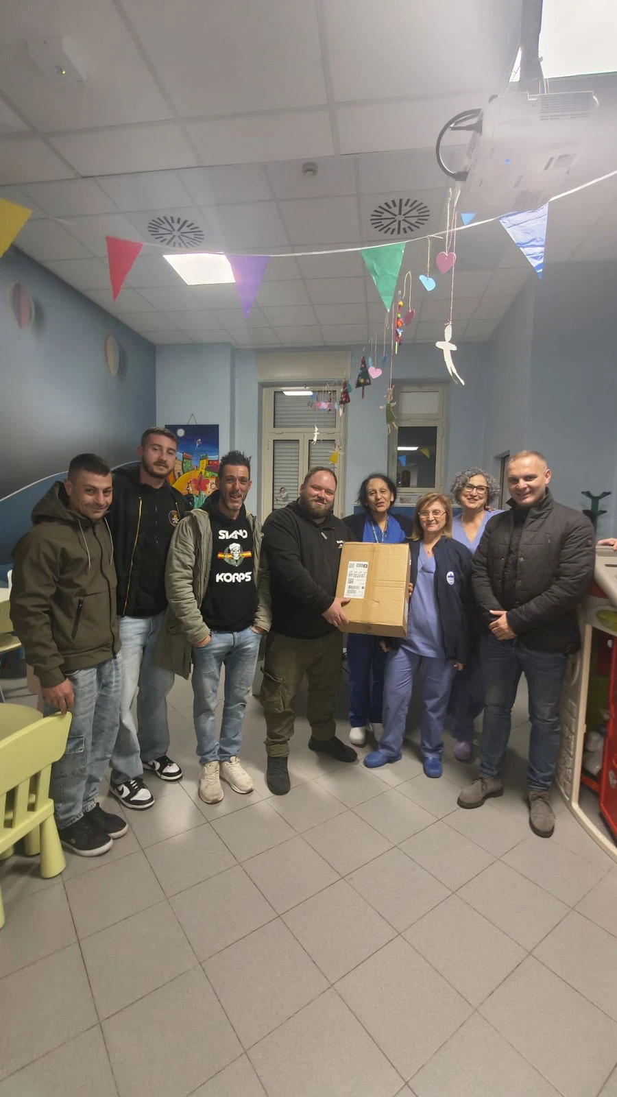 Il gruppo ultras “Siano Korps” ha donato alla Dulbecco un nuovo stadiometro, strumento che serve ai medici per monitorare la crescita dei piccoli pazienti