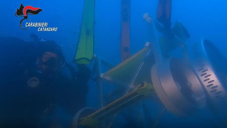 images Corrozzina inabissata nei fondali di Soverato, le immagini del recupero e della riconsegna