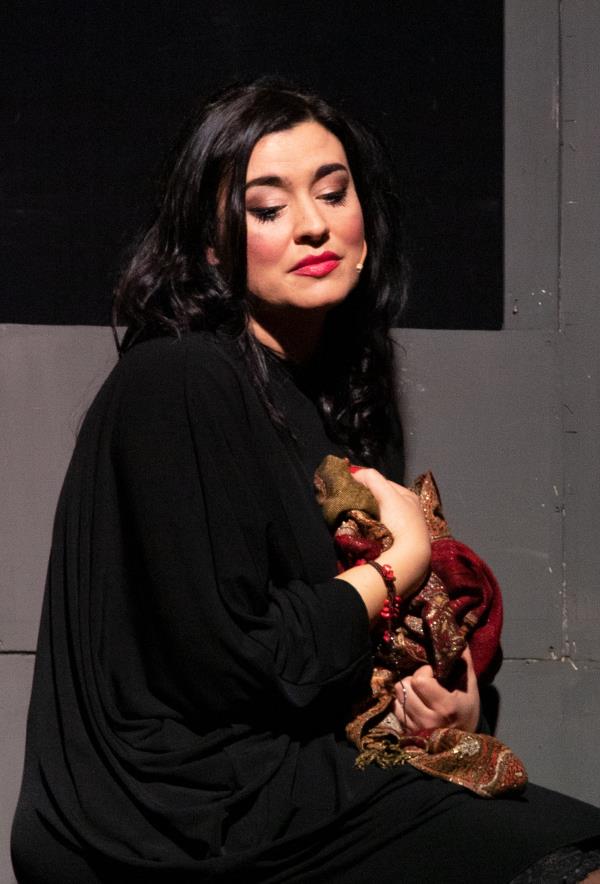 images L'attrice Ester Botta strega il pubblico dell'Officina dell'Arte con la sua Napoli