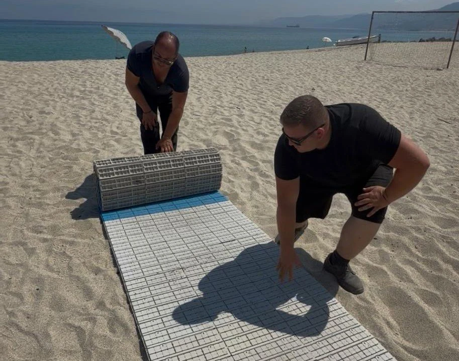 Pulizia delle spiagge e passerelle per l’accesso al mare: il Comune di Vibo intensifica gli interventi per l’estate