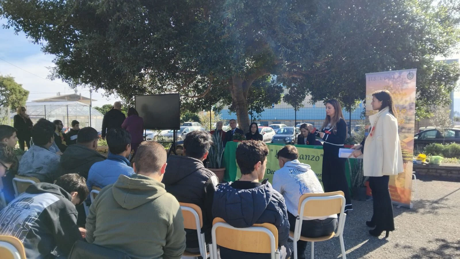 No alla violenza sulle donne, all'IIS “L. Costanzo” di Decollatura- plesso di Savutano a Lamezia installata una panchina rossa