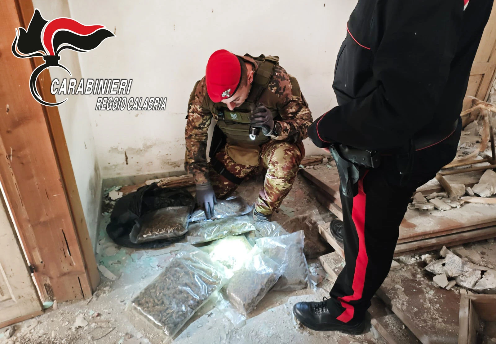 Droga nascosta in 2 abitazioni disabitate nel Reggino, sequestrati 3,5 chili di marijuana