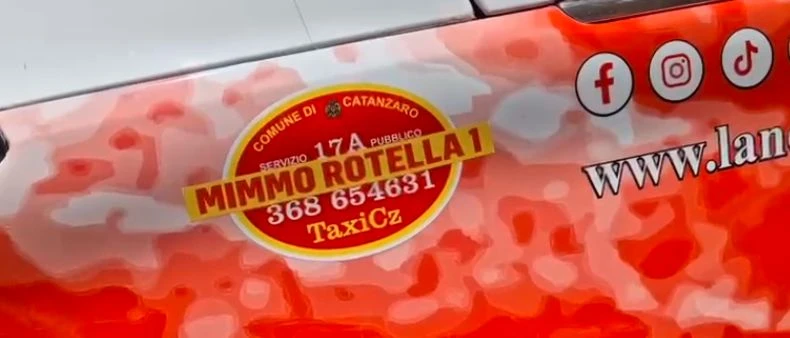 Catanzaro si colora: il primo taxi brandizzato per La Notte Piccante