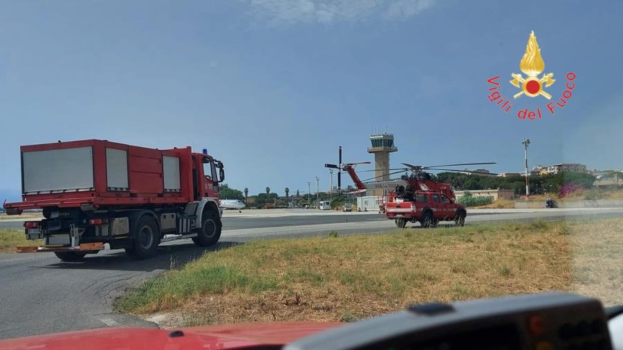 images Incendi, a fuoco arbusti nei pressi dell'aeroporto di Reggio: nessun danno a persone