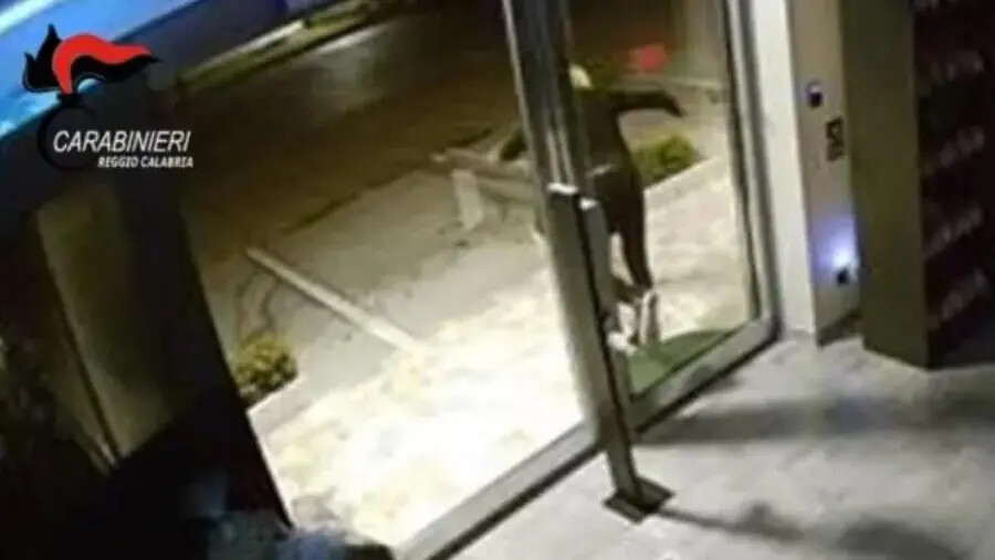 images Roccella Ionica, furti nei negozi con il "calcio di mulo": 42enne arrestato