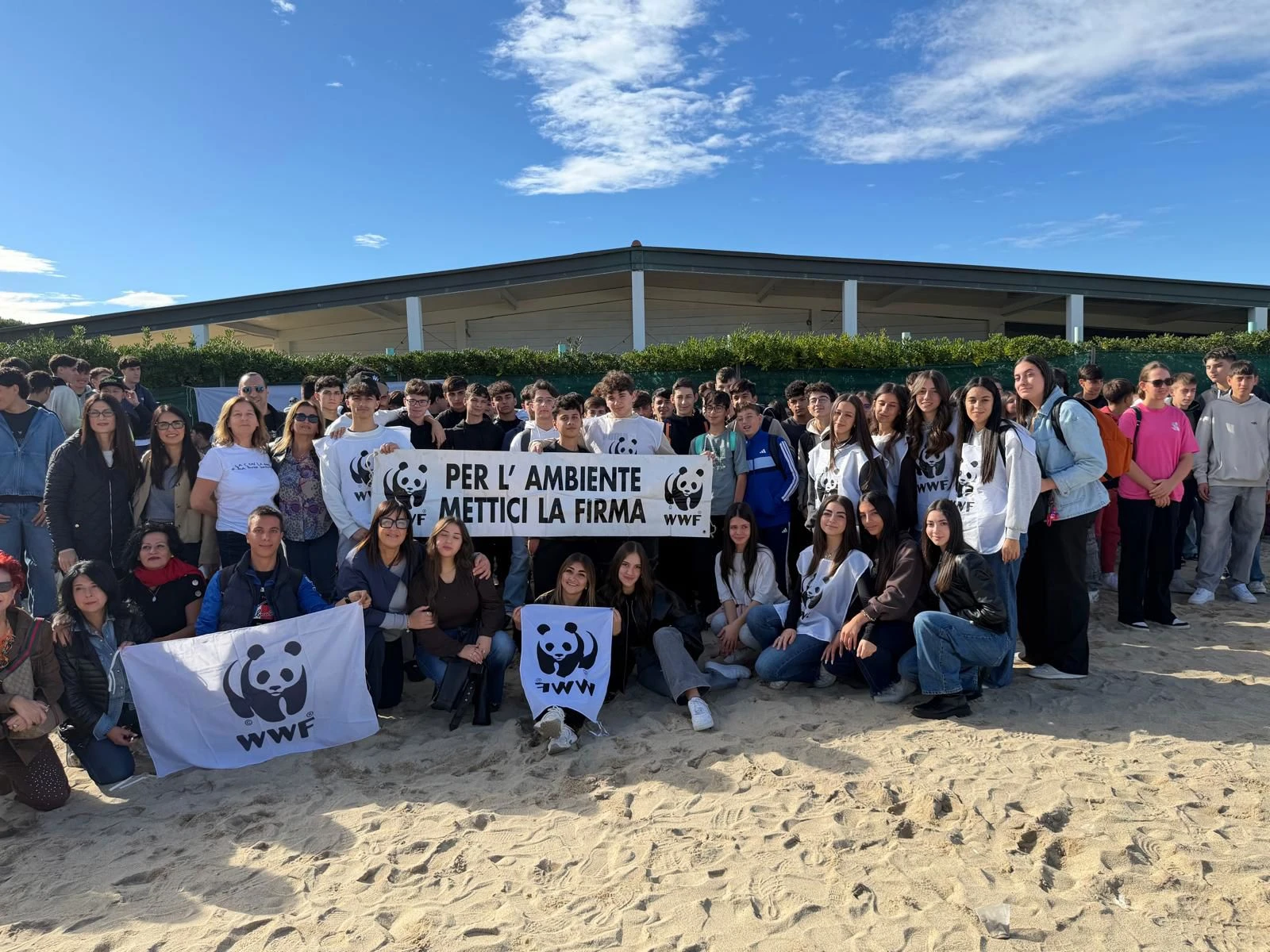 Filadelfia, gli studenti del “Rita Levi Montalcini” ripuliscono la spiaggia di Colamaio: raccolti circa 30 sacchi di rifiuti