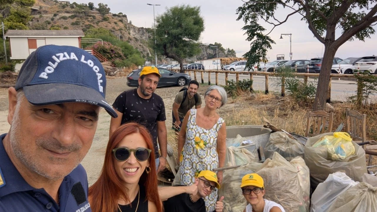 A Caminia una nuova giornata di pulizia con “Acqua Azzurra”: tra i rifiuti recuperati pezzi di ombrellone, bottiglie e pneumatici