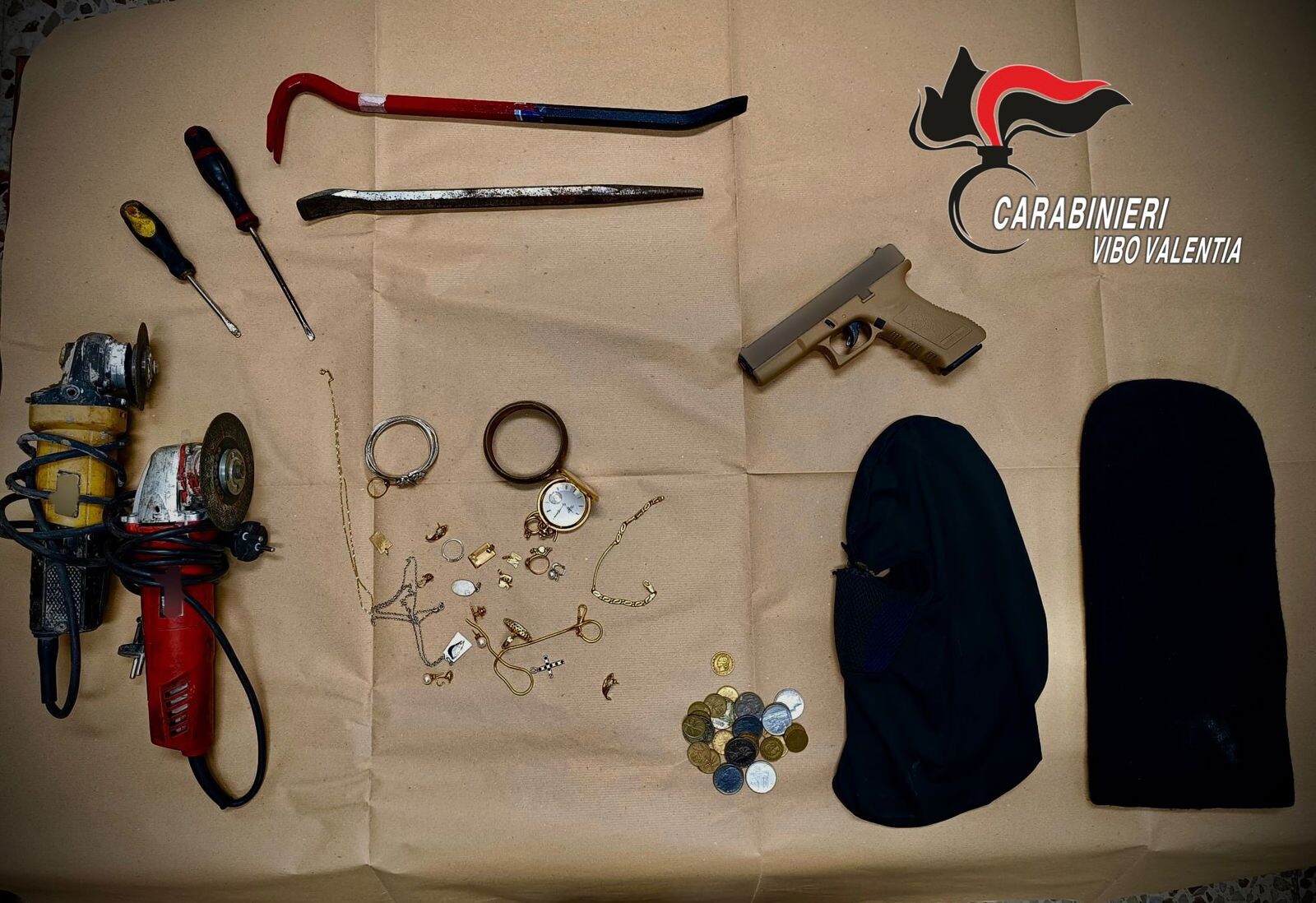 Briatico, fermate due persone trovate in auto con attrezzi da scasso e refurtiva images Briatico, fermate due persone trovate in auto con attrezzi da scasso e refurtiva