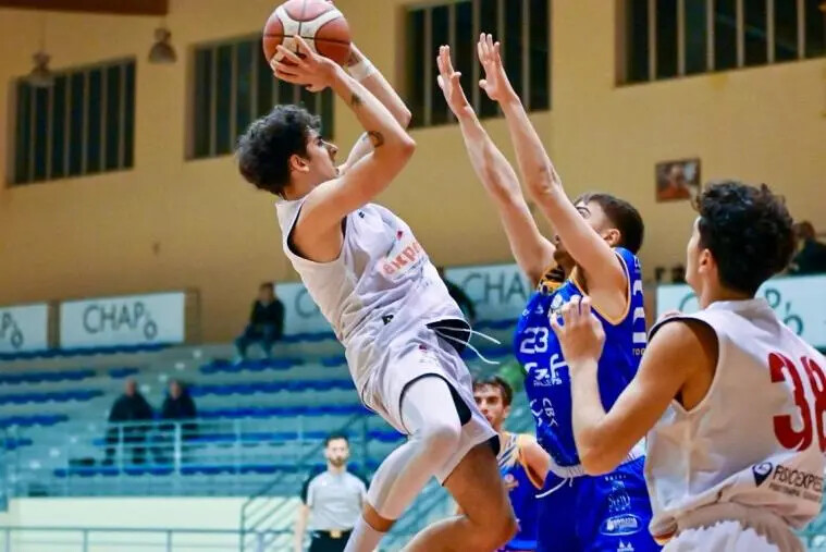 images Il play Canestrari rimane alla Basket Academy Catanzaro 