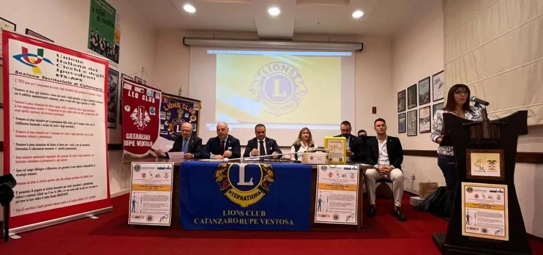 images Il Lions club Rupe Ventosa consegna un bastone elettronico all’Unione Italiana Ciechi