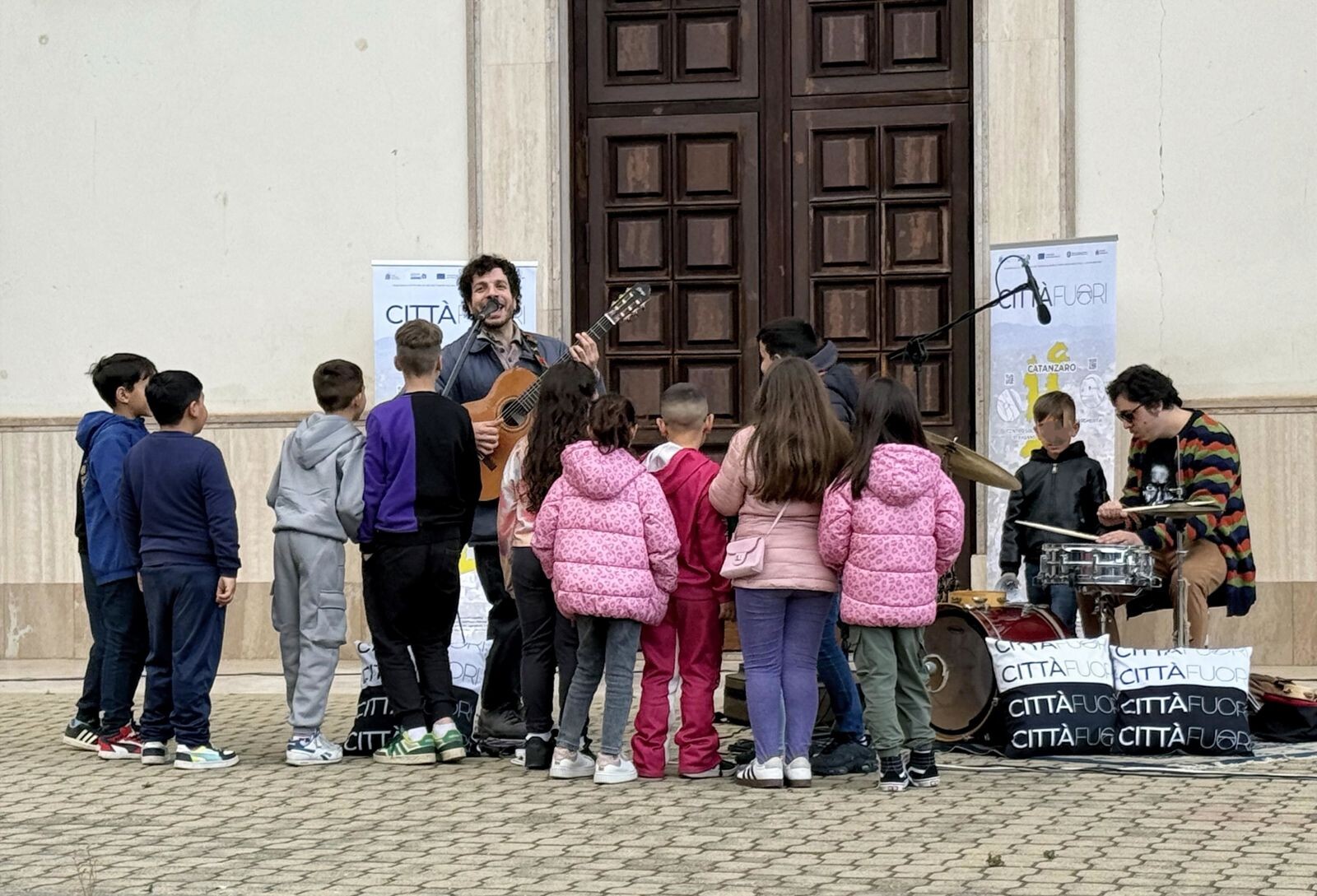Catanzaro, “Città Fuori” parte con la musica: flash-mob a Viale Isonzo tra bambini e strumenti images Catanzaro, “Città Fuori” parte con la musica: flash-mob a Viale Isonzo tra bambini e strumenti