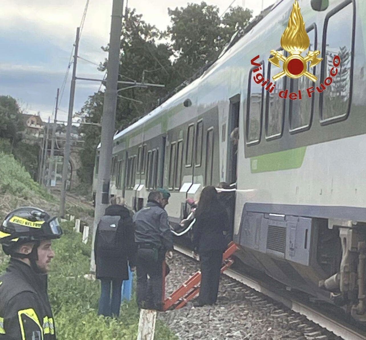 images Maltempo, linea elettrica ko e treno bloccato a Ricadi: i Vigili del Fuoco assistono 40 passeggeri