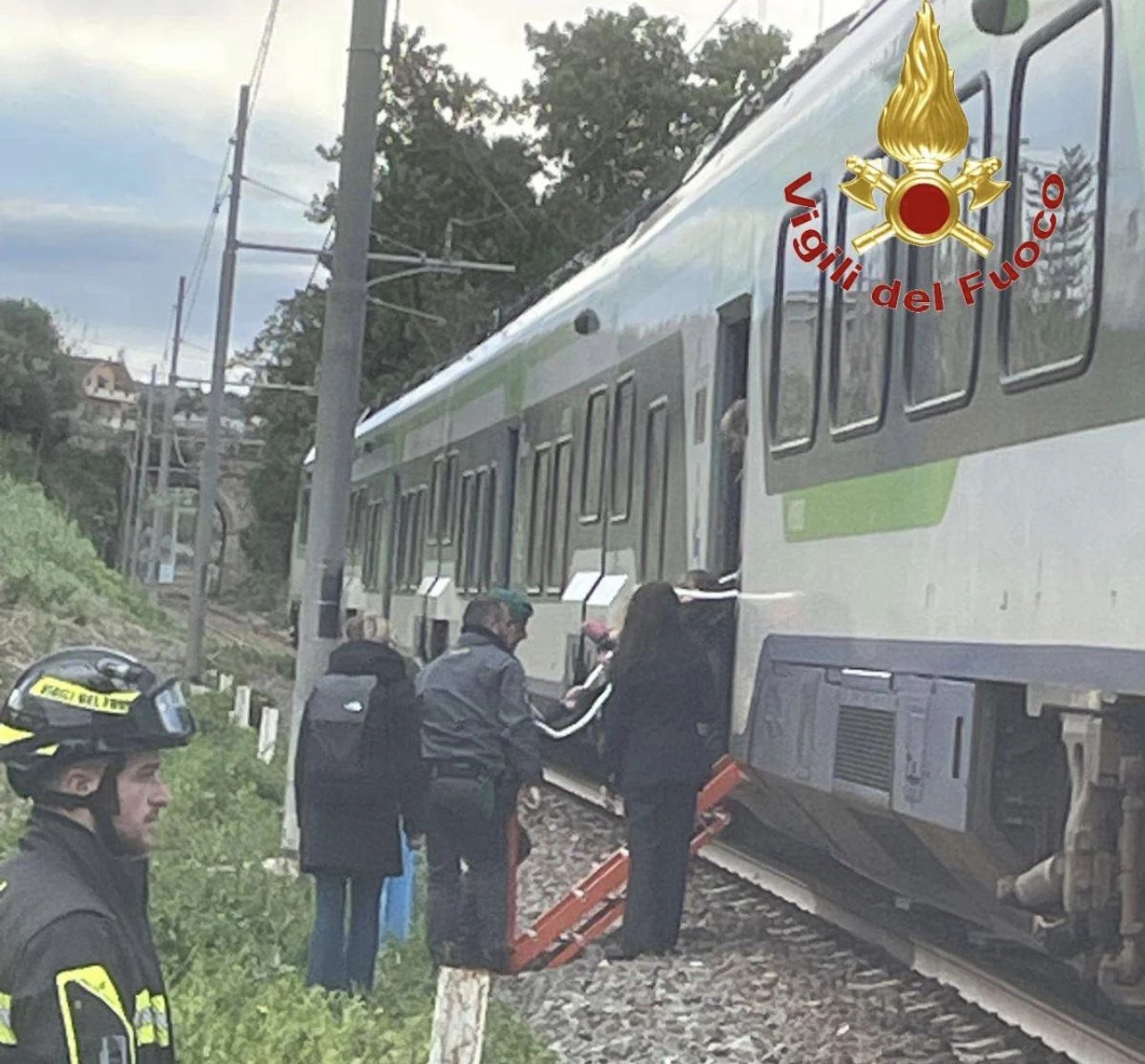 Maltempo, linea elettrica ko e treno bloccato a Ricadi: i Vigili del Fuoco assistono 40 passeggeri