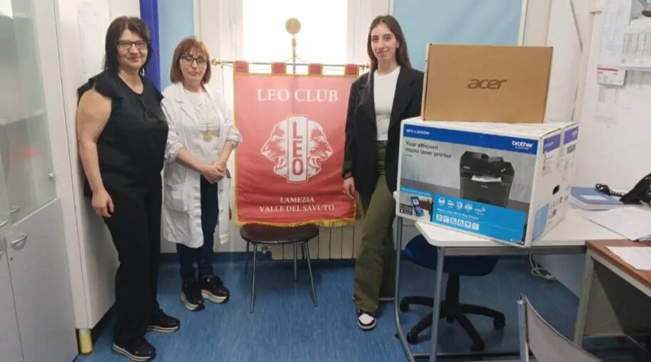 images Il Leo Club Lamezia VdS dona al reparto di Oncologia computer e stampante