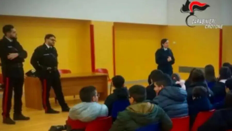 images A Verzino a scuola di legalità con i carabinieri