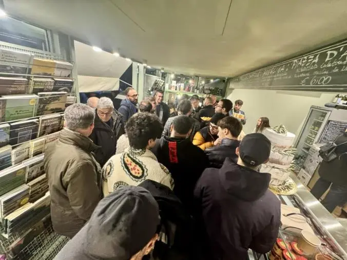 Edicole in crisi, a Lamezia nasce quella "multiservizi" che ai giornali affianca arte e gastronomia: è la prima in Calabria images Edicole in crisi, a Lamezia nasce quella "multiservizi" che ai giornali affianca arte e gastronomia: è la prima in Calabria