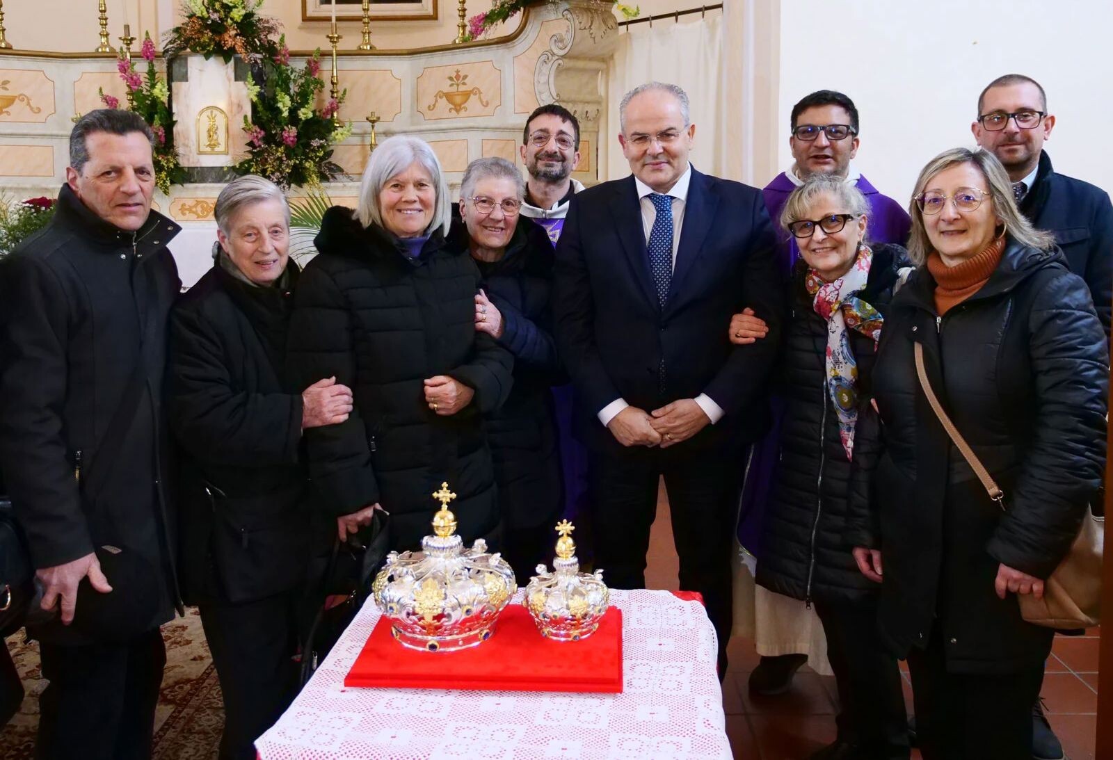 images Petronà, presentate le nuove corone per la Madonna del Voto realizzate da Affidato
