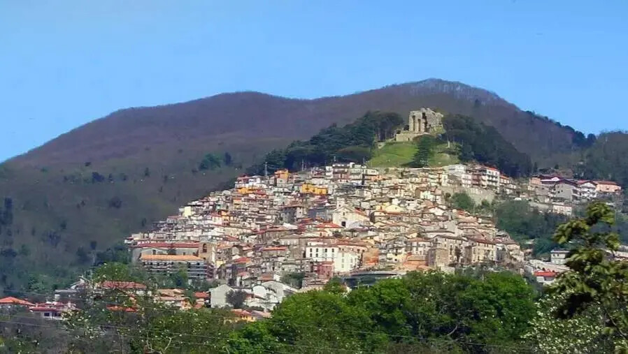 San Giorgio Morgeto, "Le Muse" dona al comune il quadro dell'artista Cristina Benedetto images San Giorgio Morgeto, "Le Muse" dona al comune il quadro dell'artista Cristina Benedetto
