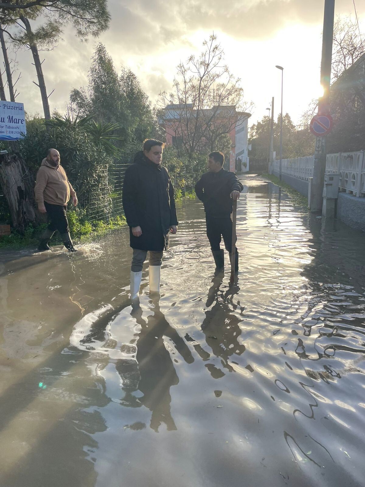 images Maltempo a Simeri Crichi, Zicchinella: "Con gli stivali (bianchi) dove c'è una famiglia in difficoltà"