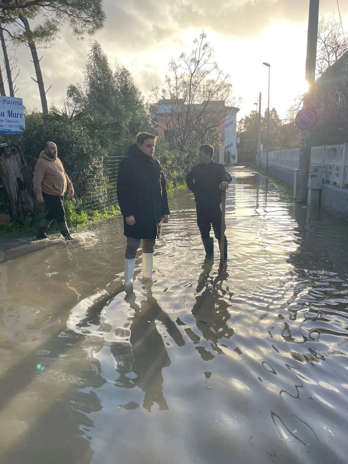 Maltempo a Simeri Crichi, Zicchinella: "Con gli stivali (bianchi) dove c'è una famiglia in difficoltà"