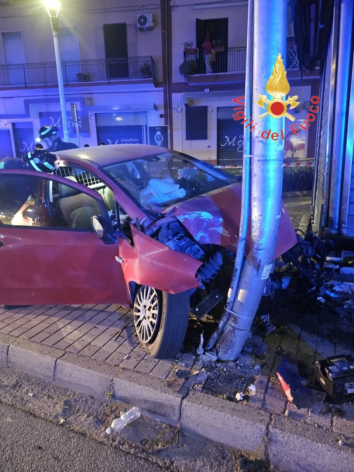 Catanzaro, perde il controllo dell'auto e investe una ragazza: 2 feriti 