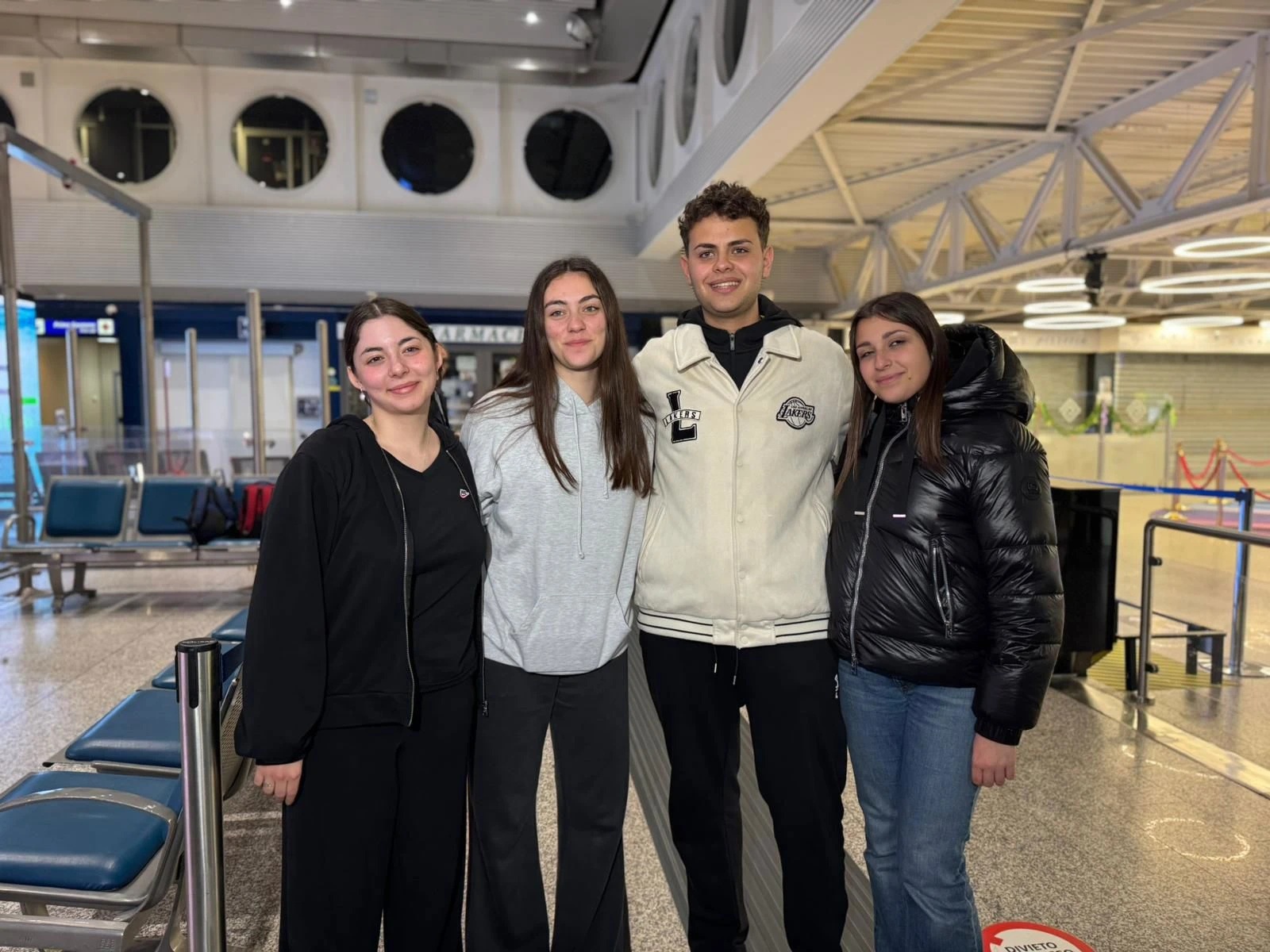 Il rientro degli studenti calabresi da Dubai: diretta dall'aeroporto di Lamezia