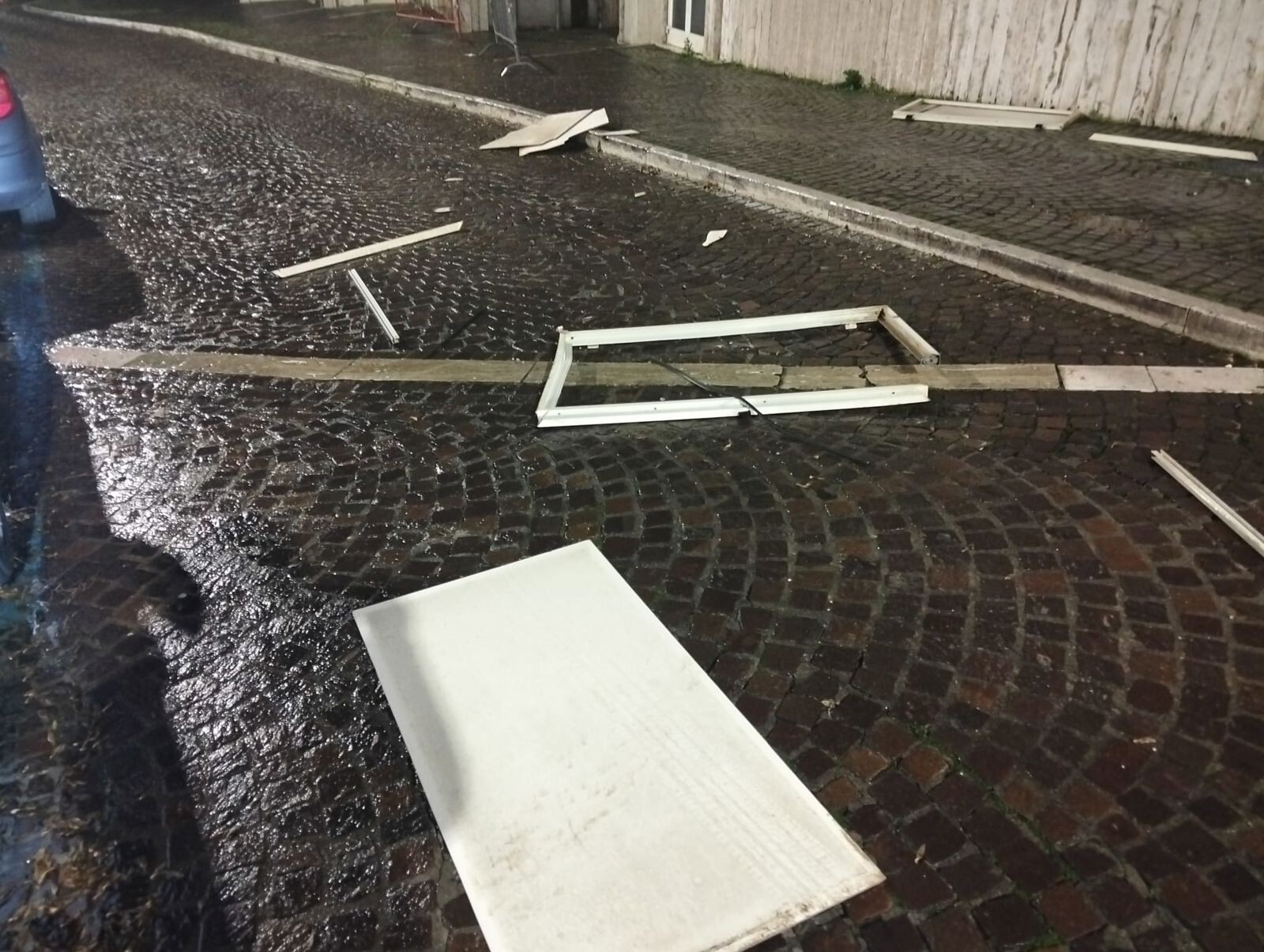 images Emergenza maltempo a Catanzaro, divelte alcune finestre vicino al Politeama che finiscono in strada 