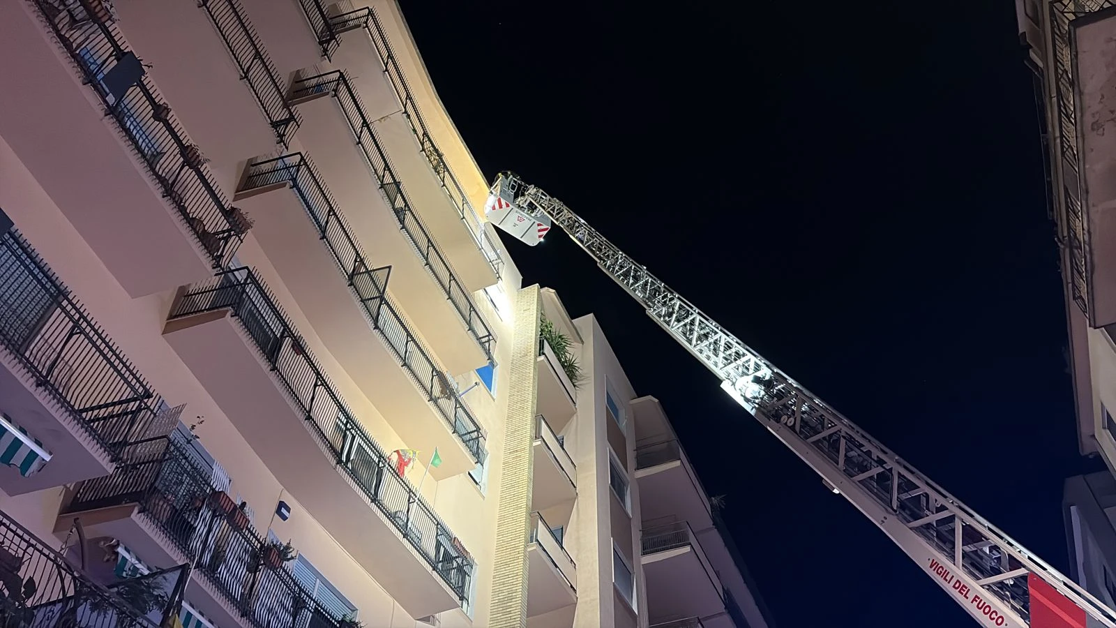 Catanzaro, lascia il gas aperto in un'abitazione: paura a via Buccarelli 