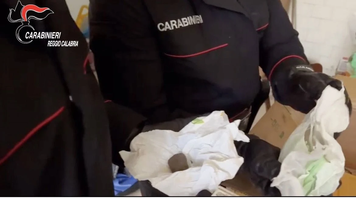 In casa con droga nascosta tra scatole e mobili, un arresto a Reggio