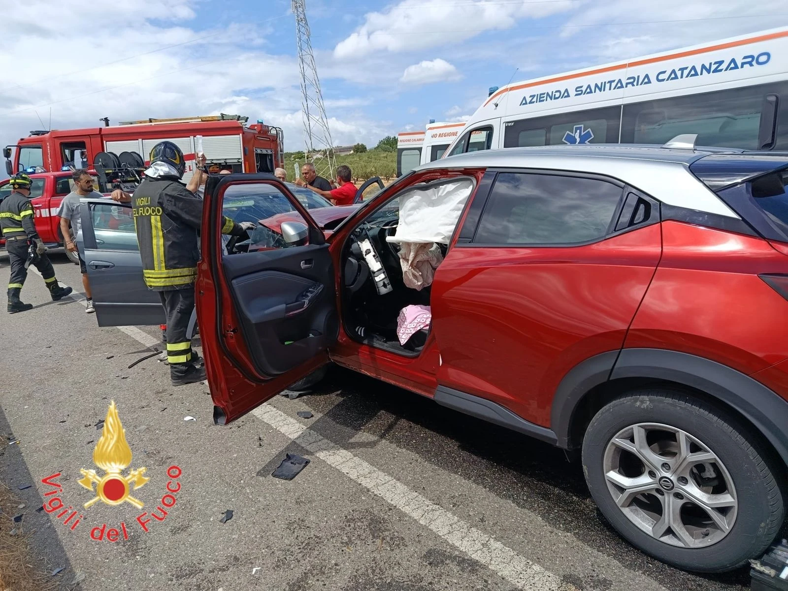 Scontro frontale sulla provinciale Cropani-Sersale: tre feriti, decisivo l’intervento dei Vigili del Fuoco