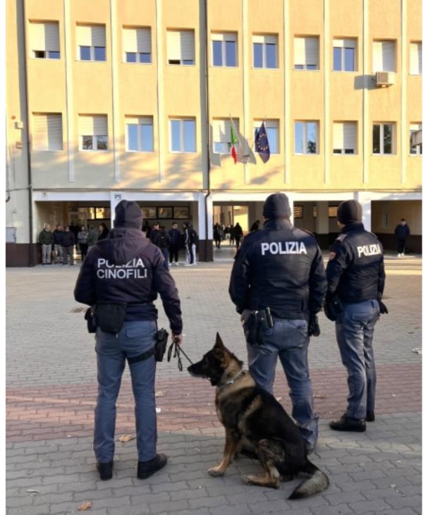 images Crotone, controlli antidroga della Polizia nelle scuole
