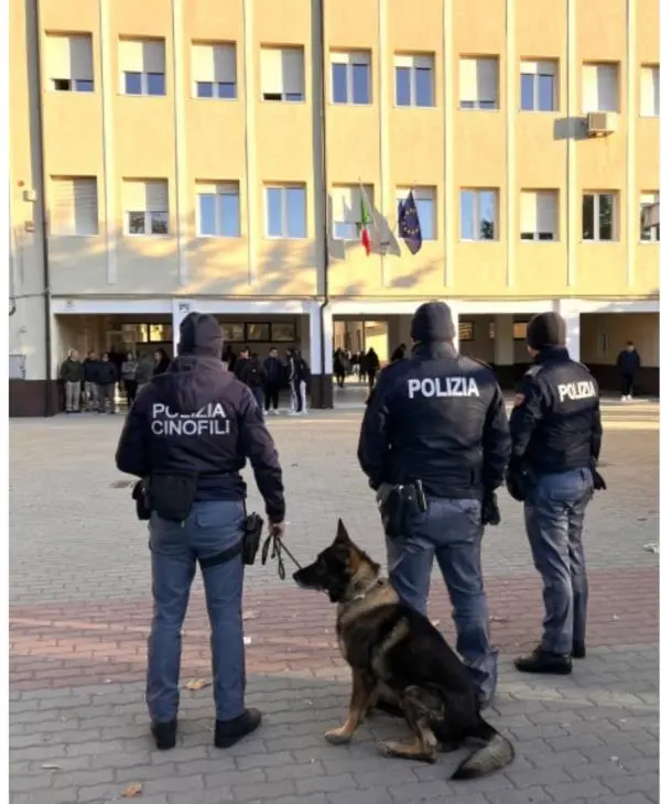Crotone, controlli antidroga della Polizia nelle scuole
 images Crotone, controlli antidroga della Polizia nelle scuole
