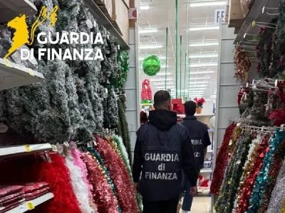 Crotone, Natale sicuro: ritirati dal commercio migliaia di articoli natalizi potenzialmente nocivi