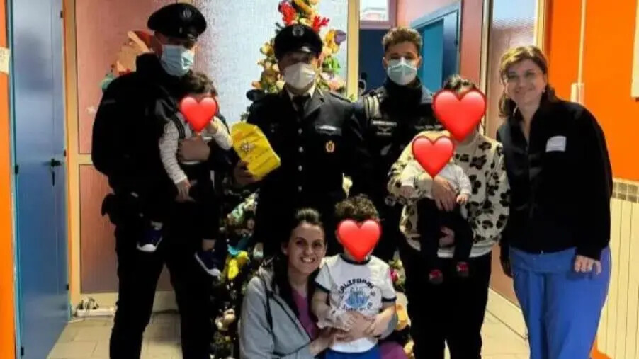 images La befana di Assipol ha fatto felici i piccoli ospiti dell'ospedale di Castrovillari 