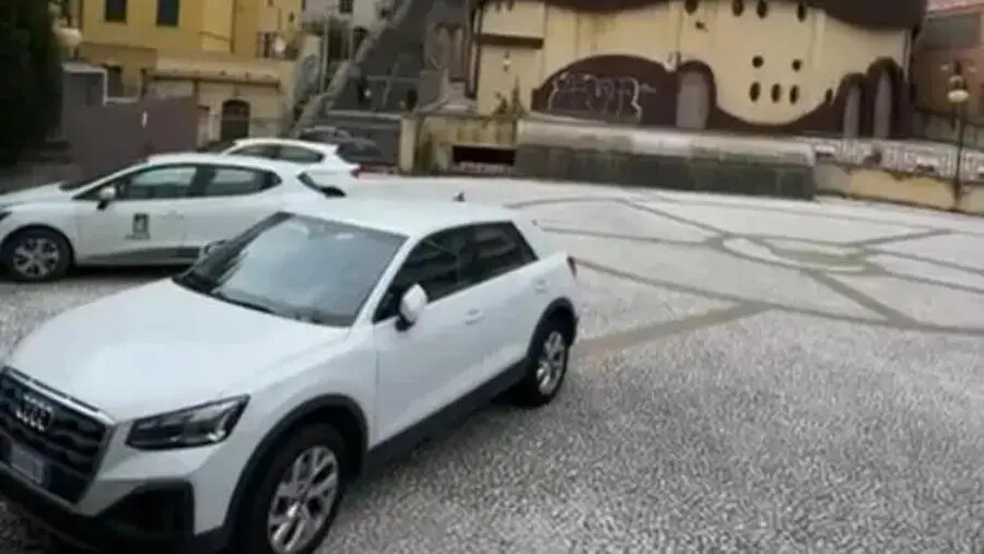 images Terremoto, caos a Catanzaro: cancello chiuso e auto Anas ancora nell'area raccolta al 'Classico'  