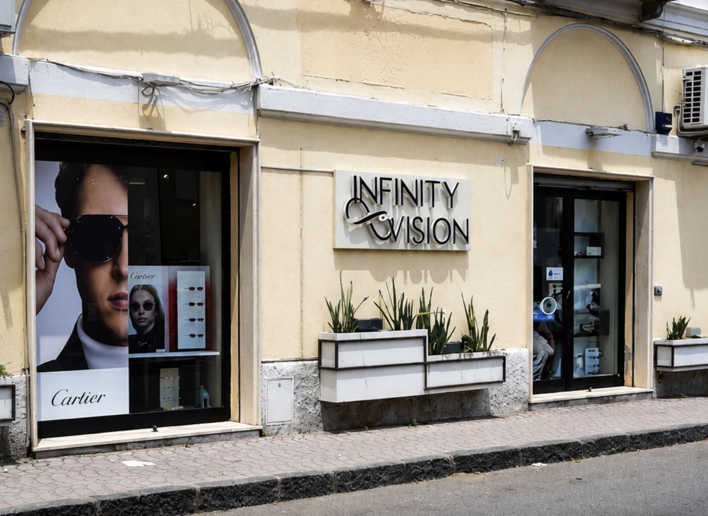 images La riflessione di 'Infinity Vision', ottica di Catanzaro Lido: "Il negozio fisico ha ancora un futuro?"
