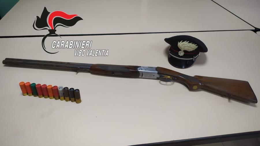 images Nascondevano un fucile in un agrumeto, scattano le manette per i due proprietari