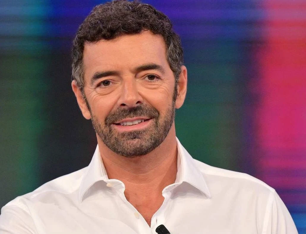 Alberto Matano torna su Rai 1: la calabresità che conquista il pubblico italiano