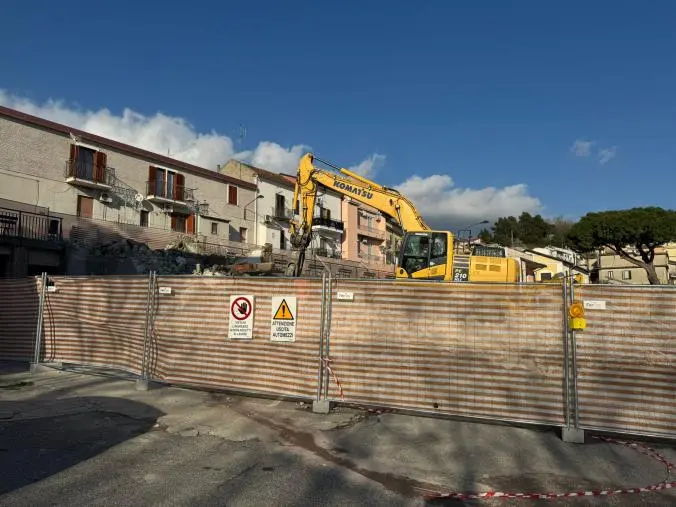 images A Simeri Crichi demolito l'ex Asilo provinciale, Zicchinella: "Parte ora la sfida più bella" 