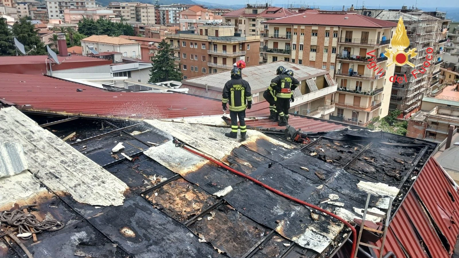 Lamezia, in fiamme la copertura di un edificio di 5 piani: nessun ferito